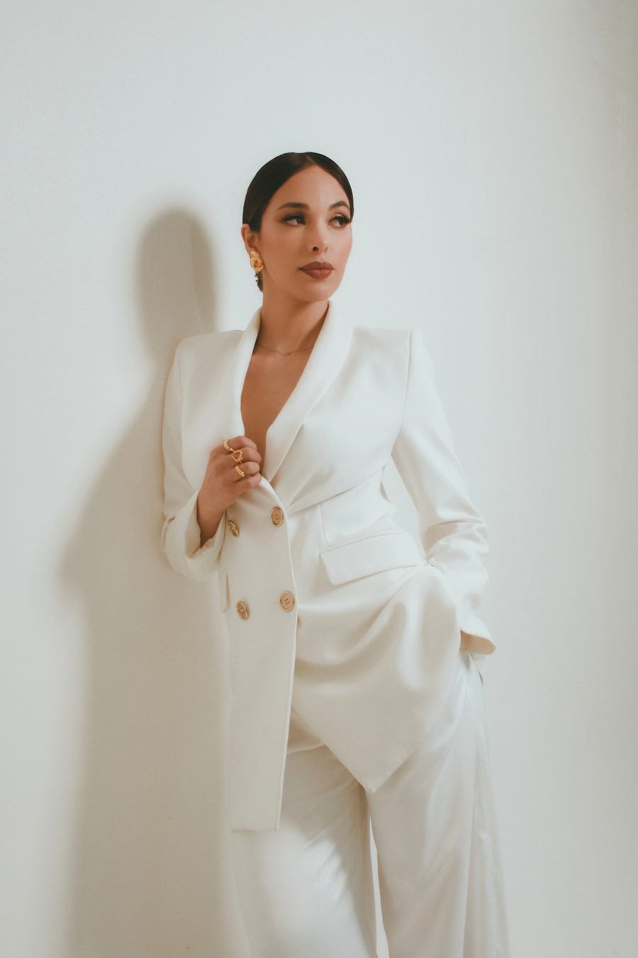 María José Calero en traje blanco